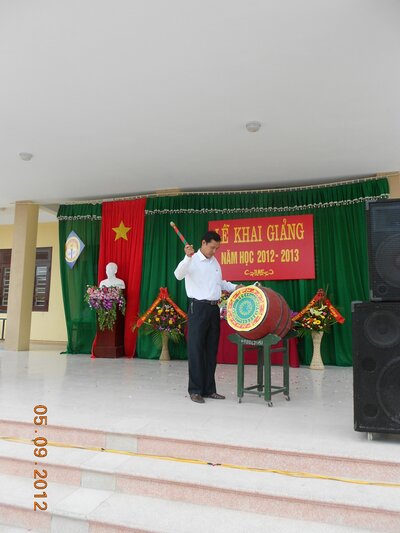 Đ/c Nguyễn Văn Đảm - Chủ tịch UBND xã đánh trống khai trường